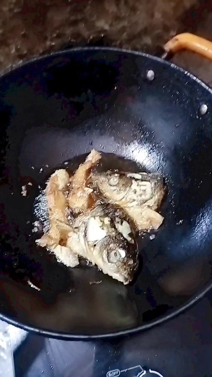 女主人做的中饭,油炸草鱼块,特别好吃!