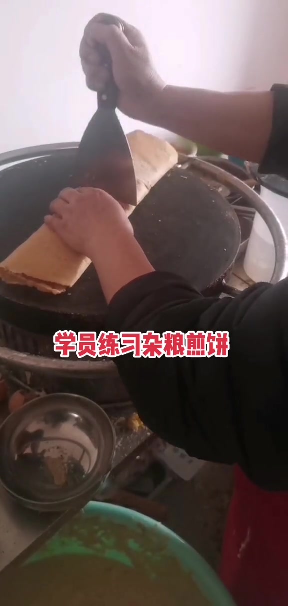 安徽合肥学员实地学习山东杂粮煎饼,练手中