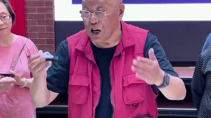 #小中微推# 【#79岁大爷在线批改网友书法作业#】近日,北京。79岁书法家杨再春 因在线