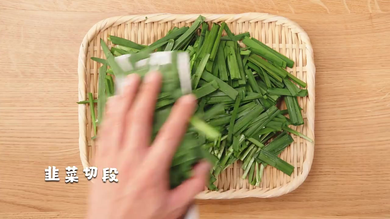 【韭菜炒鸡肉丝】#食尚小布#高蛋白低脂肪的鸡胸肉加上富含维生素和纤维素的韭菜,最简单的食材