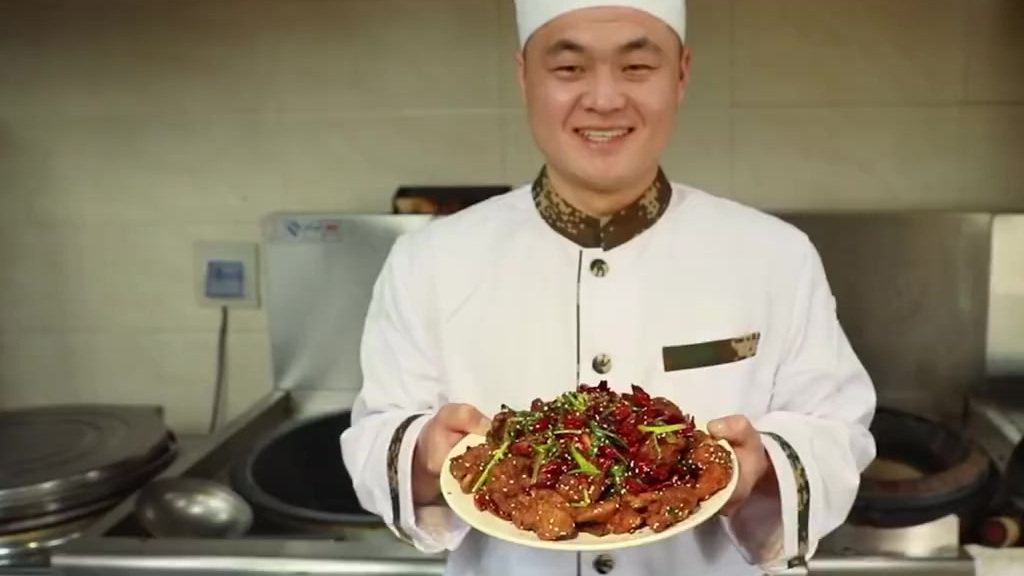 【#好吃又下饭的辣子鸡#】想要辣子鸡好吃,辣子可是这道菜的灵魂,将表面炸制金黄的鸡块与辣椒