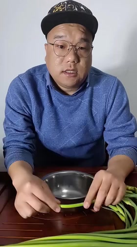 在家吃饭(6):蒜苔炒肉盖浇饭,买的蒜苔总感觉老,问一下大家,蒜苔什么时候最嫩?