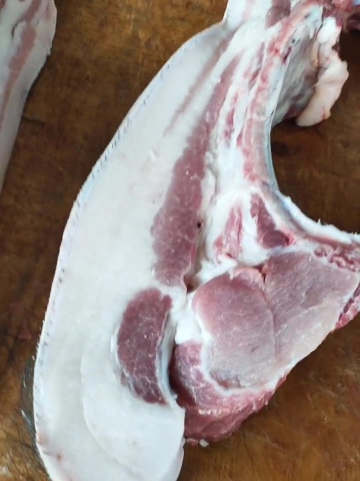 土猪肉正在分割的是排骨腰条肉,嫌肥吗?但这种肉吃起来才香哦