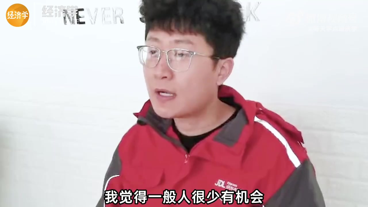 励志!#父子从同事变同学是啥体验#?山东青岛,53岁的物流老哥宋兆强做了多年维修车辆工作。