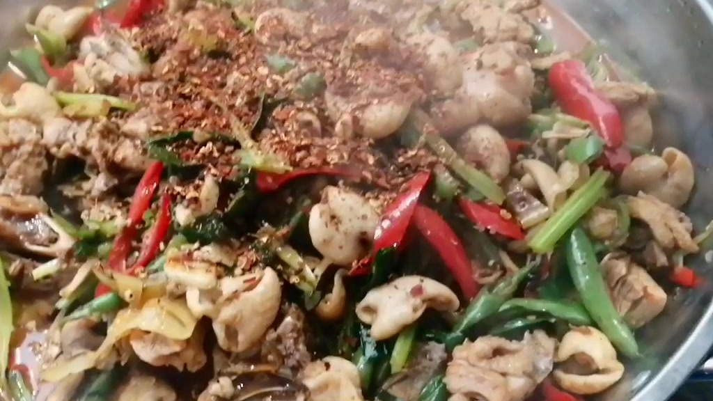 #春季美食大赏# 焖好的肥肠鸡还得这样做才好吃!看南宁易厨兴小吃培训的邓立格大厨的做法:​