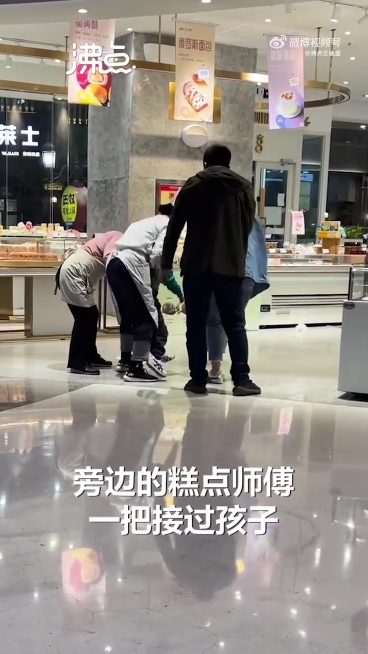 【商场糕点师用海姆立克法救卡喉幼童】3月10日,河南平顶山,一小孩在商场用餐被噎住,孩子父