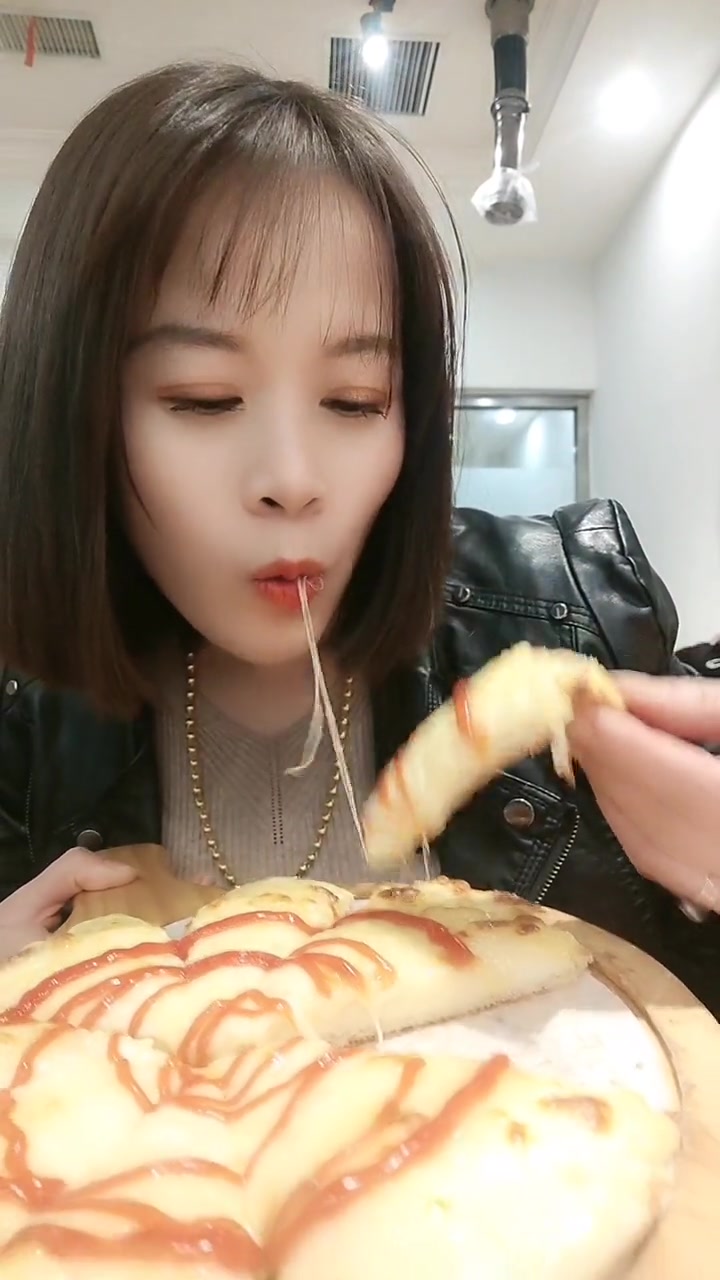 今天板娘吃个榴莲披萨这也太真实了吧
