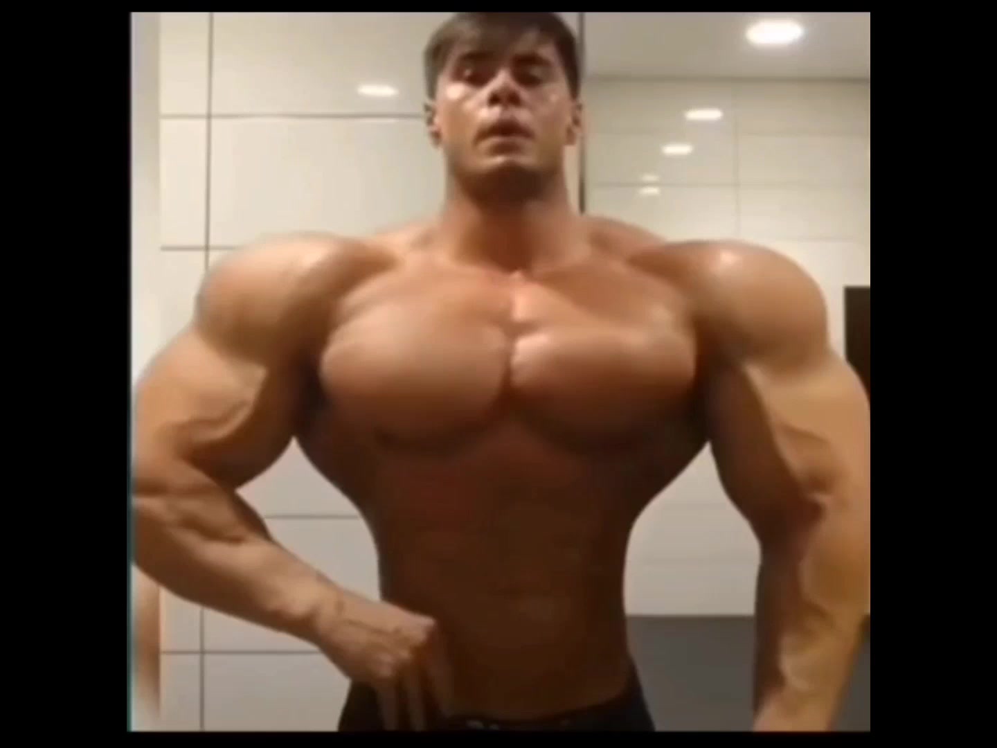 肌肉男我见过,但是会瞬间变大的肌肉男还是第一次见到