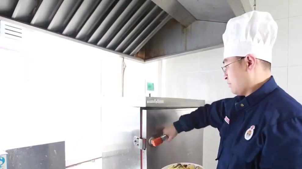 学起来【超好吃的粉蒸黄骨鱼】将腌制好黄骨鱼均匀裹上米粉上锅蒸,再淋热油、撒香菜相配,好吃的