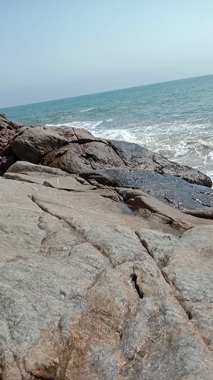 海边钓鱼风景美啊!