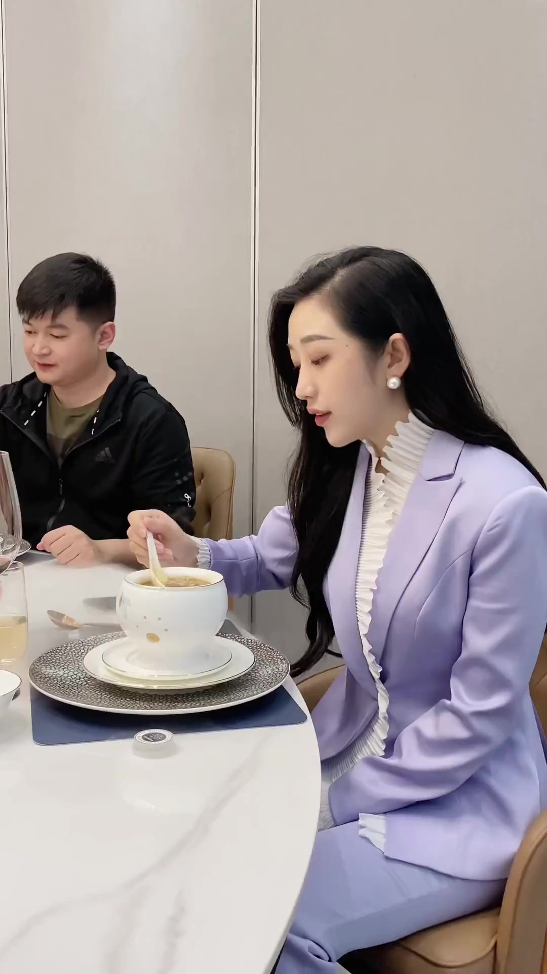 高端会所里的美女,气质优雅又迷人 #白富美#私房菜