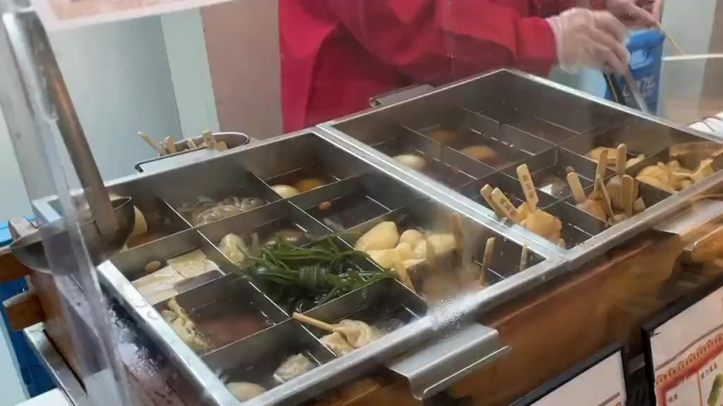 【记者卧底7-11曝光后厨乱象 :711关东煮食材被曝放垃圾桶上热饮超期换标签】你最喜欢的