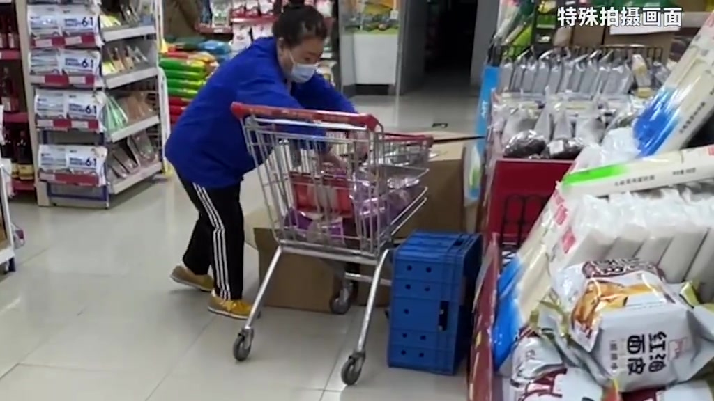 【北京各大超市连夜下架老坛酸菜方便面】在央视315晚会上曝光的“土坑”酸菜涉及康师傅、统一