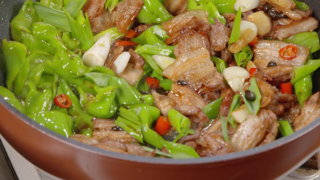 【螺丝椒小炒肉】鲜辣的螺丝椒搭配香喷喷的五花肉,实在是好吃又下饭。按照这个菜谱,不到两分钟