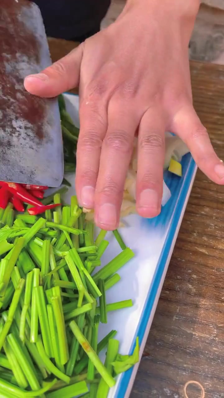 黄鱼疙瘩汤,配上青虾炒芹菜,真好啊!