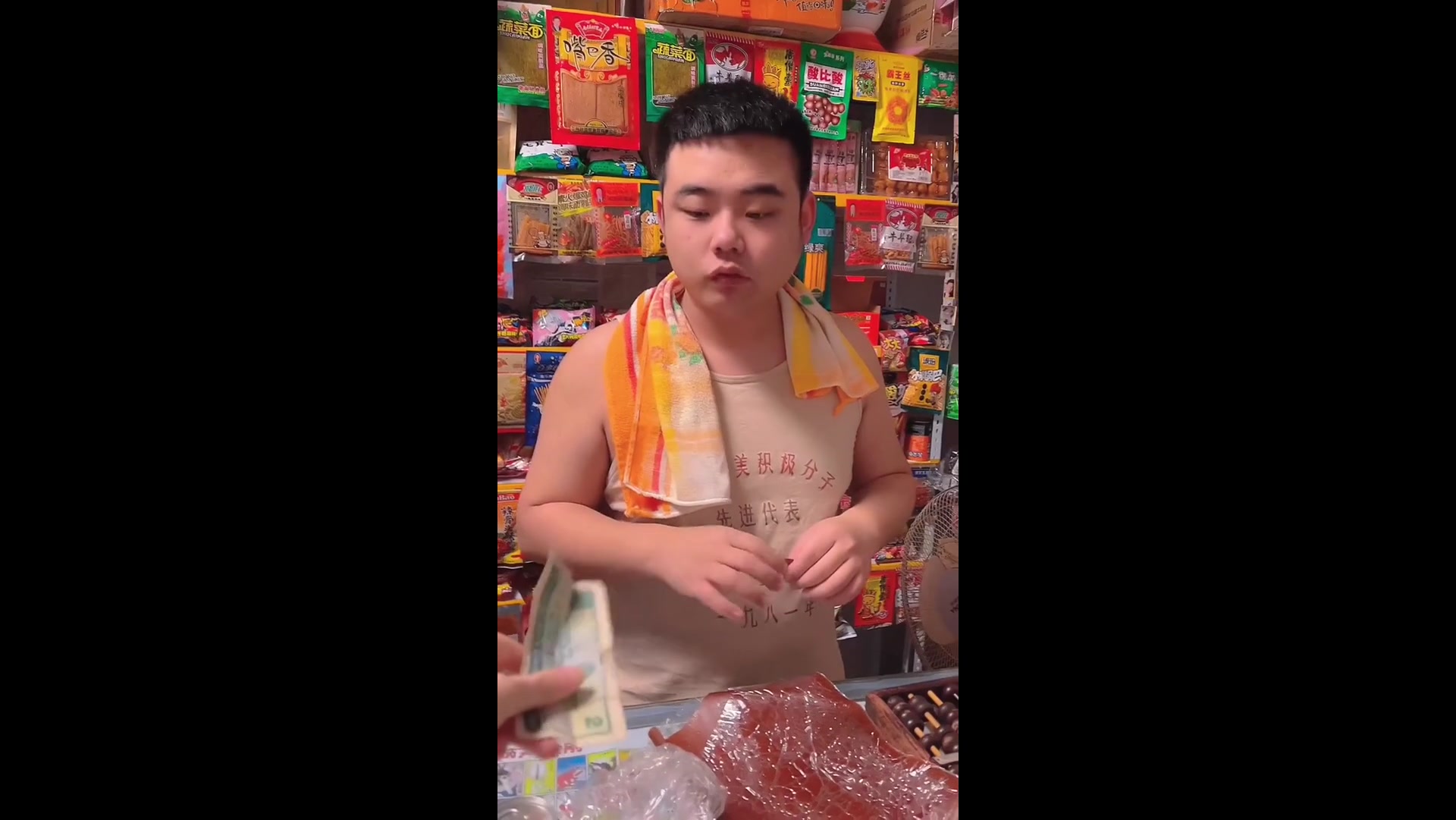 小时候的回忆,还记得童年的小卖部吗?吃过这些的都多大了