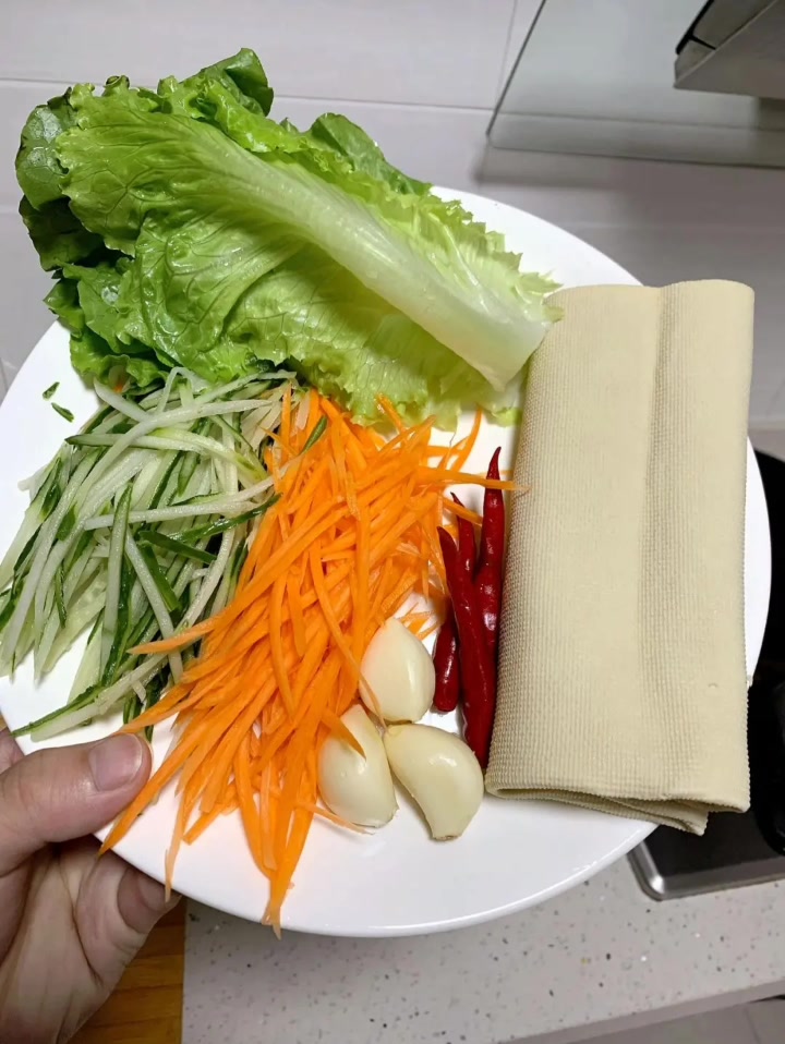 给肉都不换的生菜豆皮卷