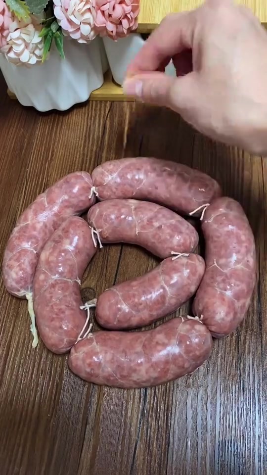 #小封找美食# 【自制99%都是肉的烤肠 】脆皮Q弹的肉肠做法,自己学着做更实惠安全～
