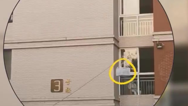 【#重医抗疫小滑轮火了# [给力]】没有电梯,穿着密不透风的防护服,要把重物运上6楼,你能