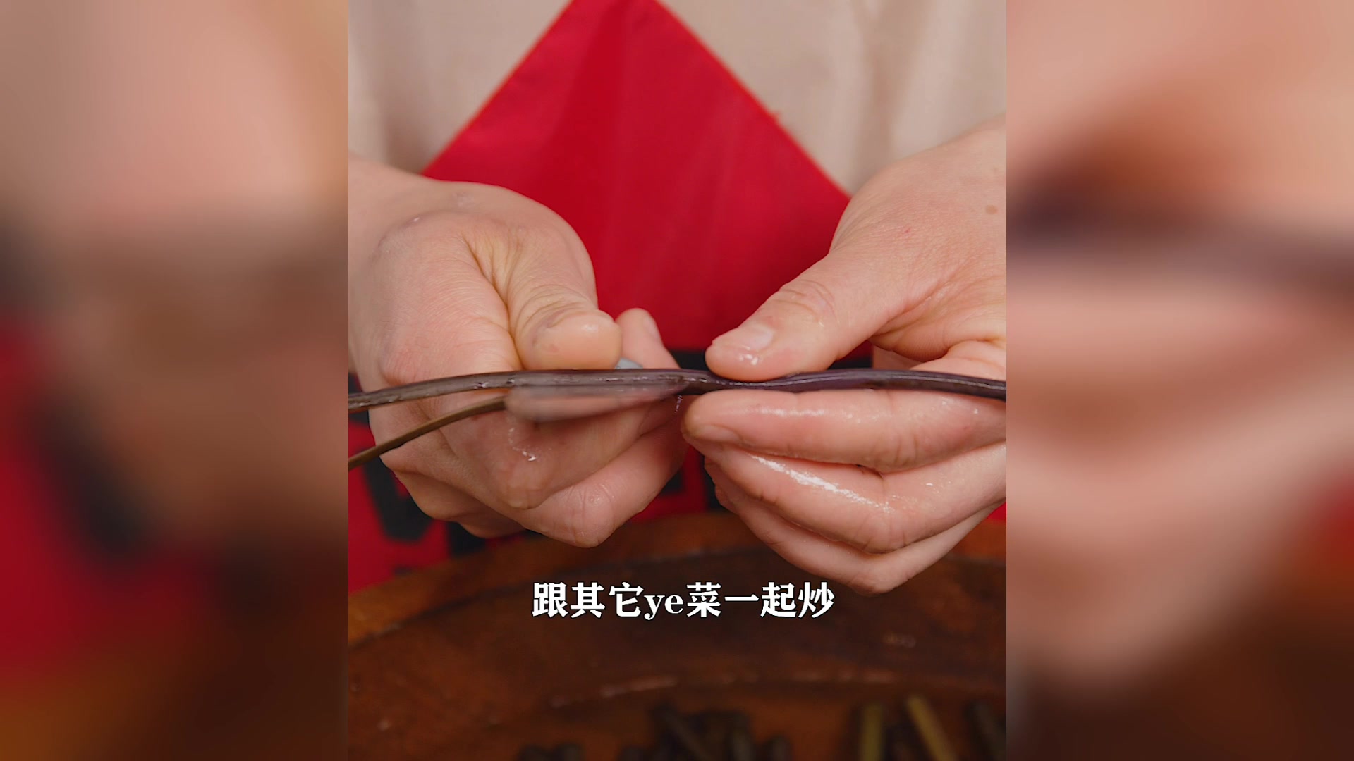 这是我们湖南山里才有的蕨菜,挖一把回去做成什锦野菜,好鲜呐!