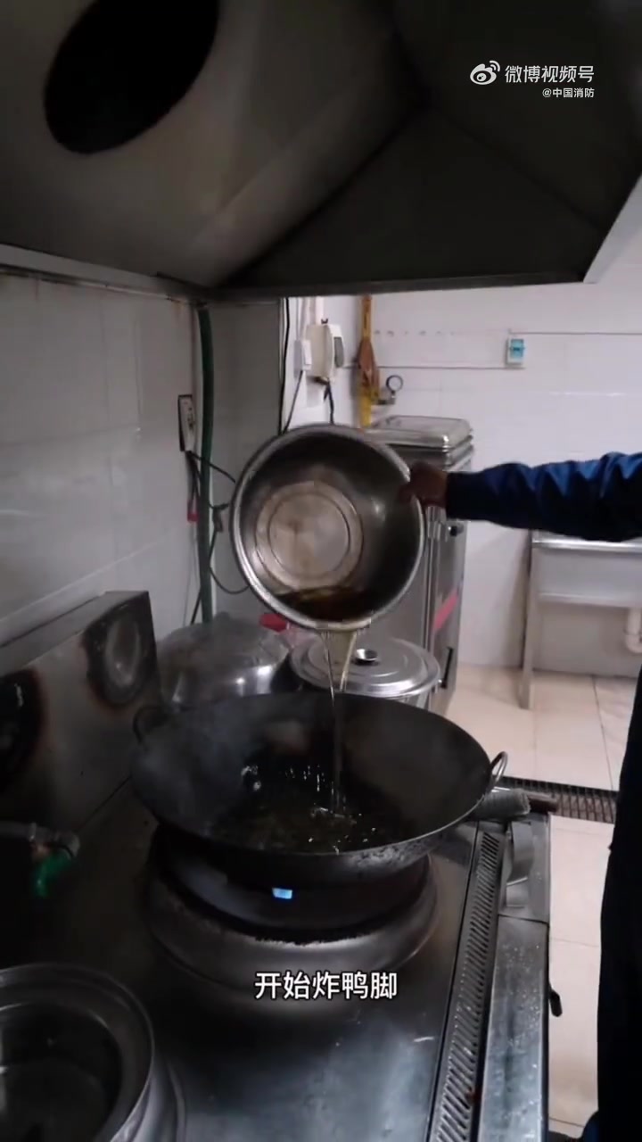 【#超好吃的田螺鸡脚煲#】蓝朋友的深夜食堂开课啦!将鸭脚炸制金黄,与田螺、酸笋等食材大火爆