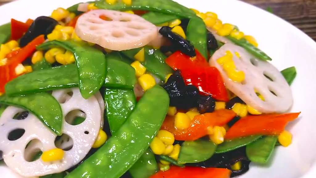 #长城午餐# 素菜界的颜值担当“荷塘小炒”,口感清脆,简单快手,营养均衡!