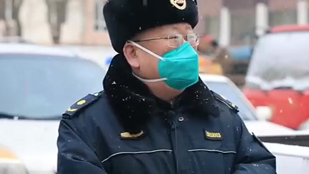 【疫情之下每个人都了不起】#辽宁好网民抗疫在行动#陌生人的热乎鸡蛋、91岁老党员的蹒跚步履