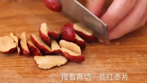 【这道银耳桃胶木瓜牛奶羹 喜欢的可以收藏～】#让女生心动的银耳炖梨盅#这道牛奶羹搭配简单的