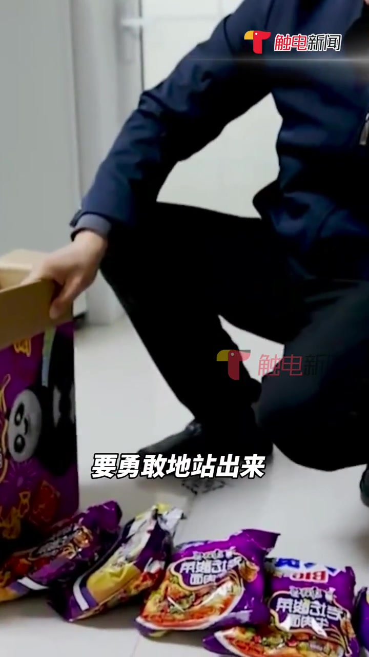 3月22日,陕西西安,315曝光了康师傅老坛酸菜牛肉面里的酸菜后,经常食用此泡面的律师韦涛