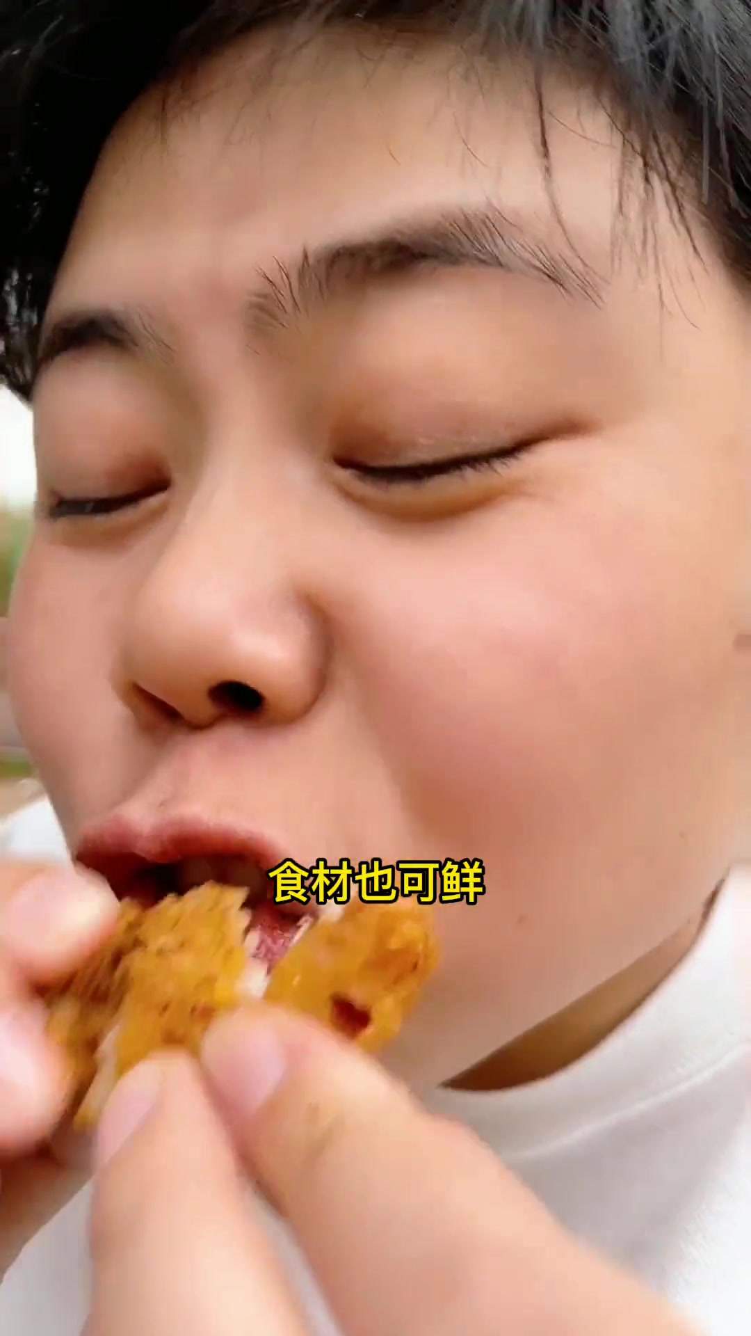 现炸现吃没有刺的炸鳕鱼吃着比牛肉都过瘾。外焦里嫩,来一口太过瘾了