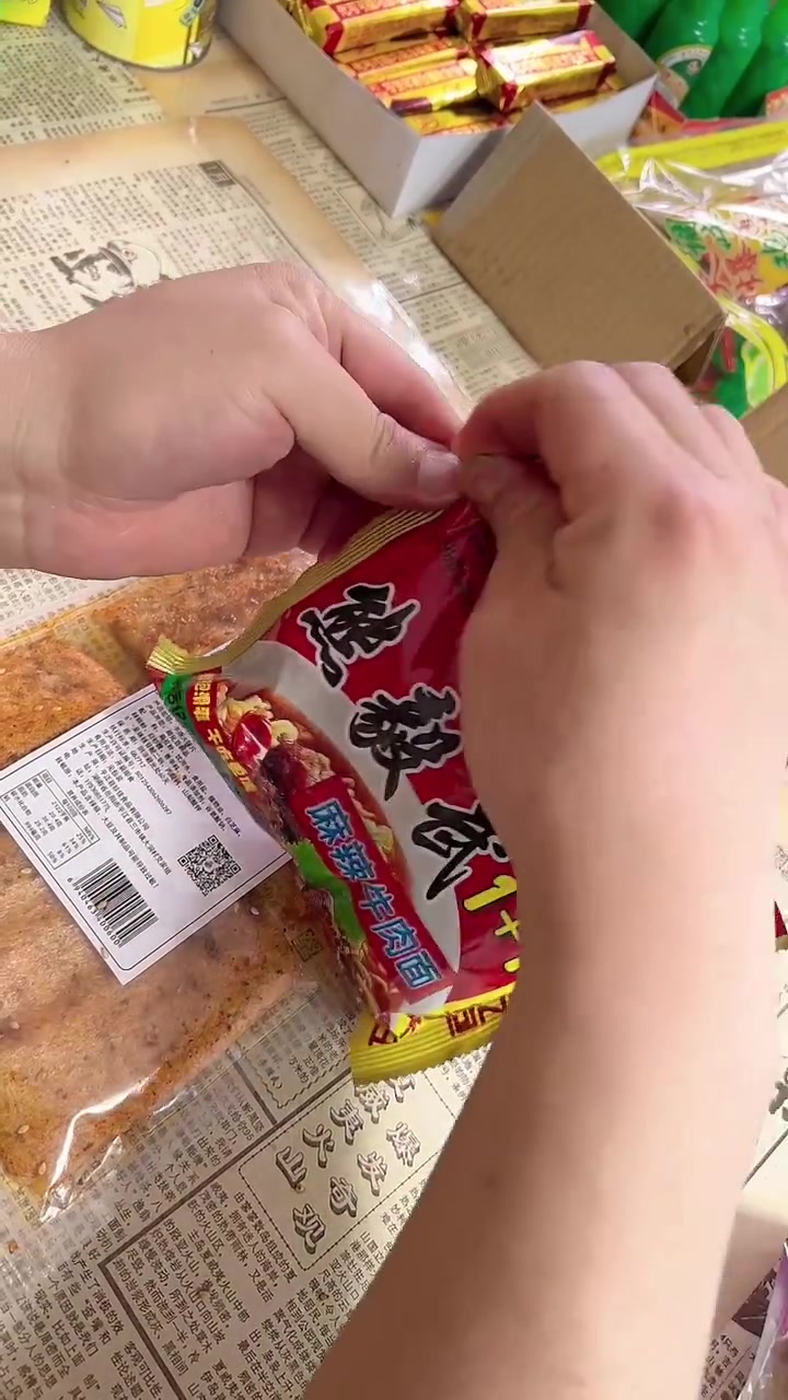 小时候的回忆,还记得童年时的小卖铺吗?里面全是满满的回忆!