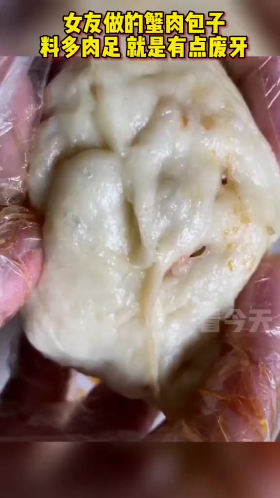 女朋友送来的 蟹肉 包子。有蟹,有包子,就是觉得哪里怪怪的
