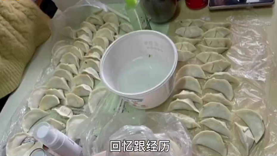 #徽风知事# 【#大学生校内挖荠菜包饺子#:亲手做的特别香[馋嘴]】#封校后学生的动手能力