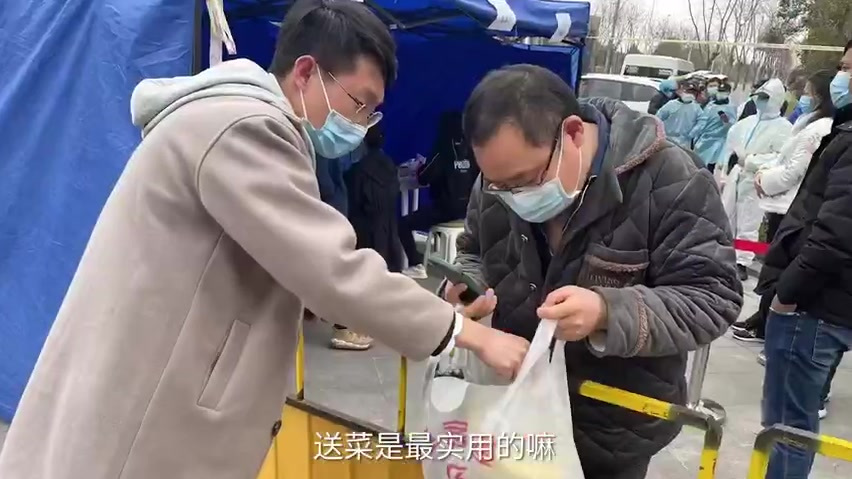 【暖心!#上海数千名中介小哥帮送菜#】 “需要什么菜群里填一下文档,明早我们来送”近期,因