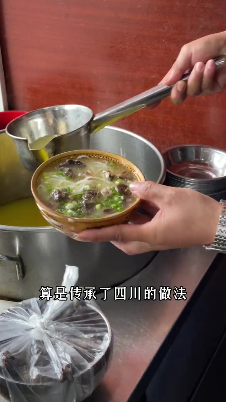 丽江好吃的土鸡米线,可能只是路边一家很不起眼的小店,这家开了8年的店,熟客来的比游客多!美