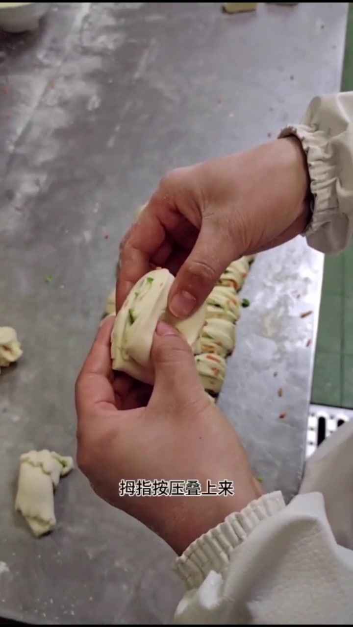 怎么样拧花卷慢动作视频。 
