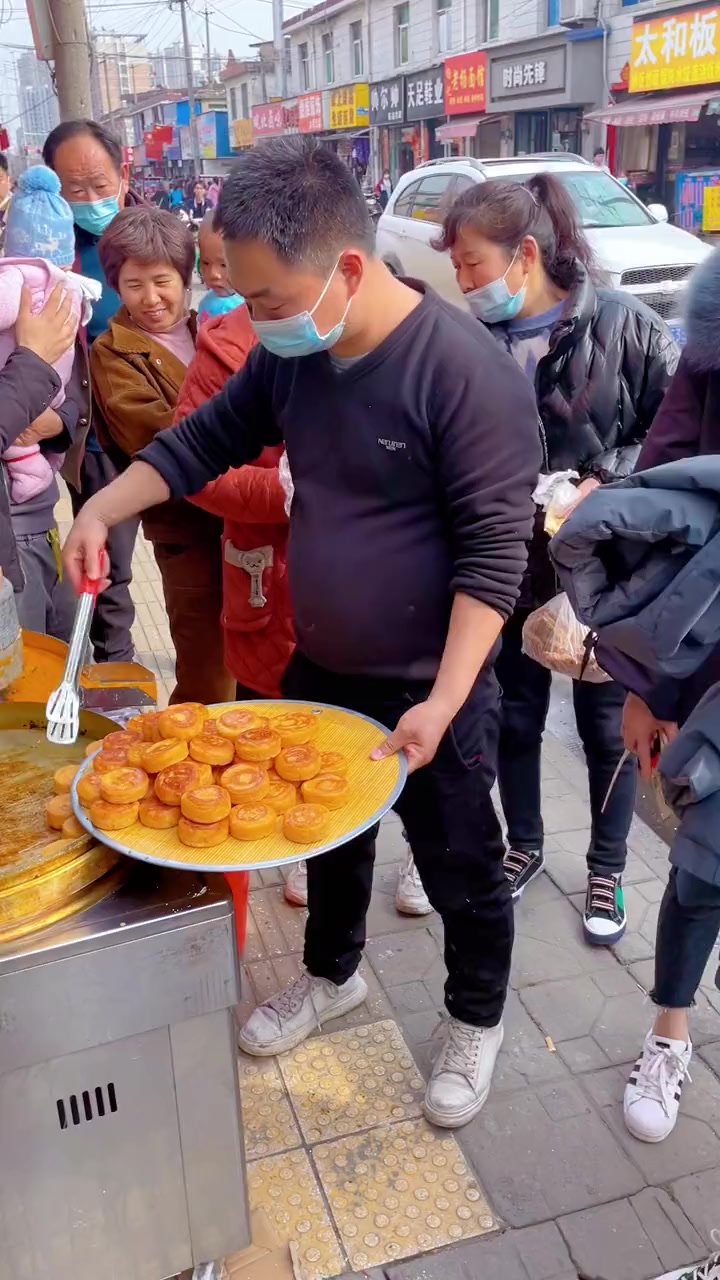 小伙摆摊卖黄金玉米饼,每天围观人特别多