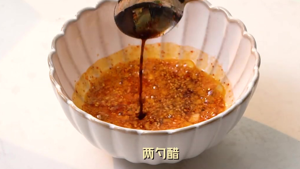 吃了这么多年汤圆,没想到汤圆还能咸着吃,做了个酸辣开胃的鲜肉汤圆,外层的糯叽叽配上鲜美的肉