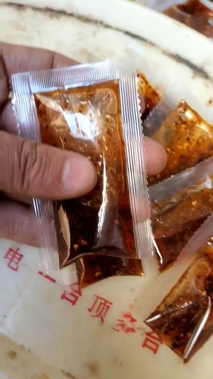 凉皮调料包装机,辣椒油,料醋包,芝麻酱三位一体调试安装完毕!