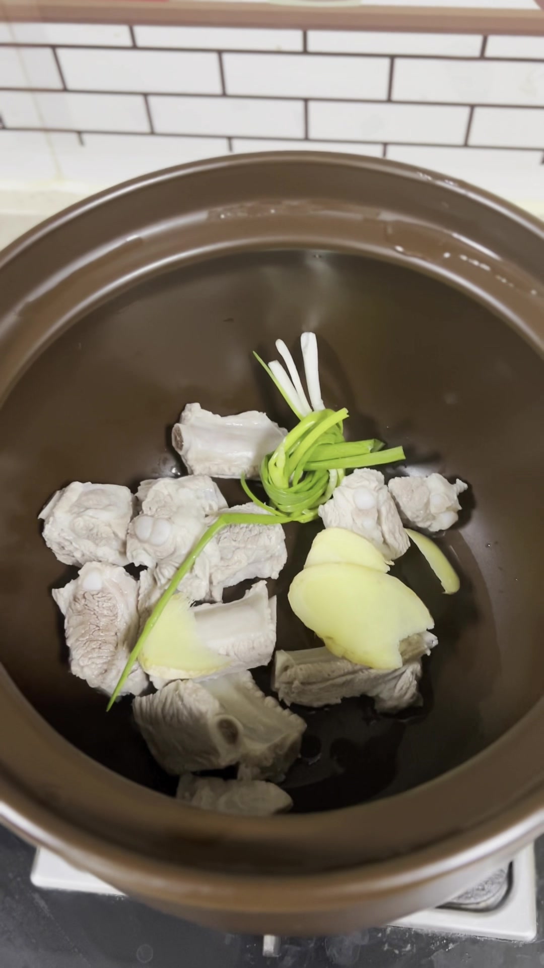 排骨玉米冬瓜汤这样做既清香又清甜,一点儿都不油腻,好好喝!