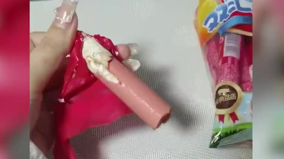 【#双汇火腿肠吃出白色不明异物#吃了一半看到下面有白色物质】#守护我的消费权益# 据西部决