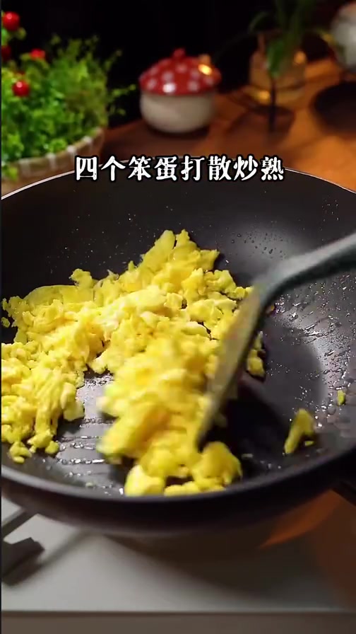 蛋炒饭这样做真的太好吃了,粒粒分明,腊香浓郁!