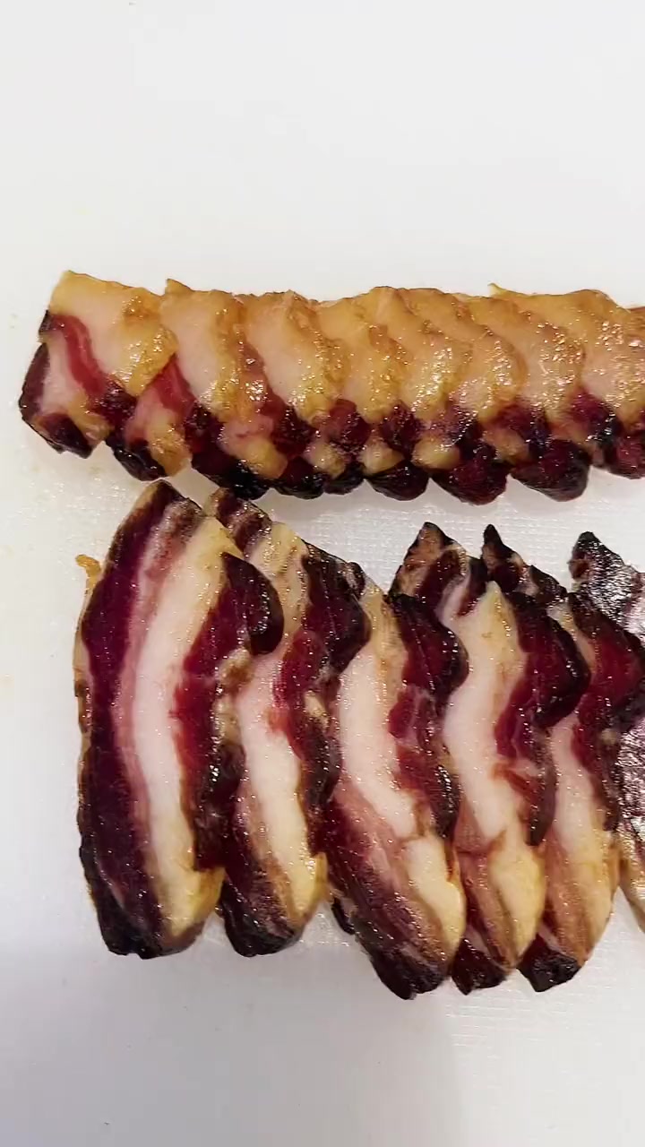 腊肉烟笋煲,配饭神器!新鲜烟笋带上肥嫩腊肉,加上辣椒提香,美味佳肴就到手啦!老广的味道 烟