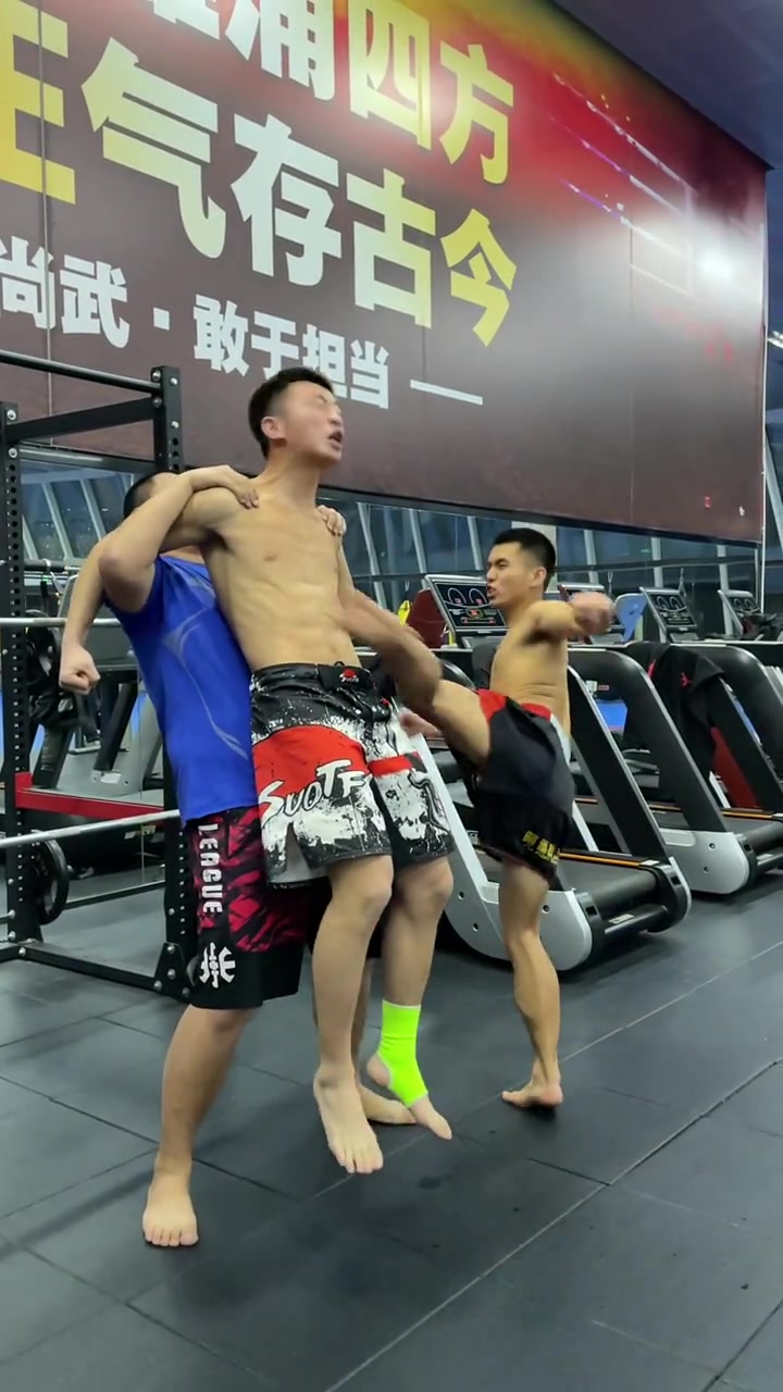 腹肌抗击打训练来啊一起呀
