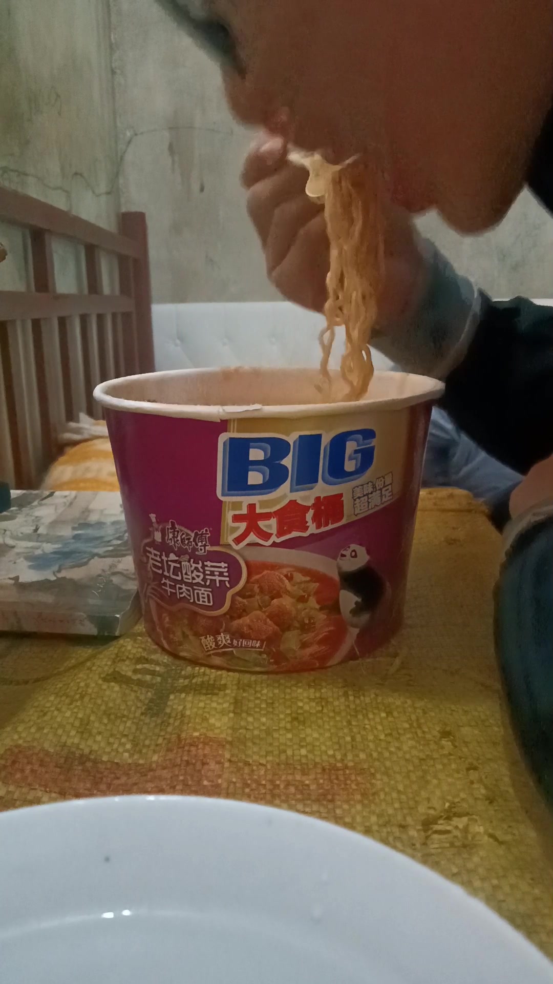 康师傅老坛酸菜牛肉面BIG大食桶,真不错