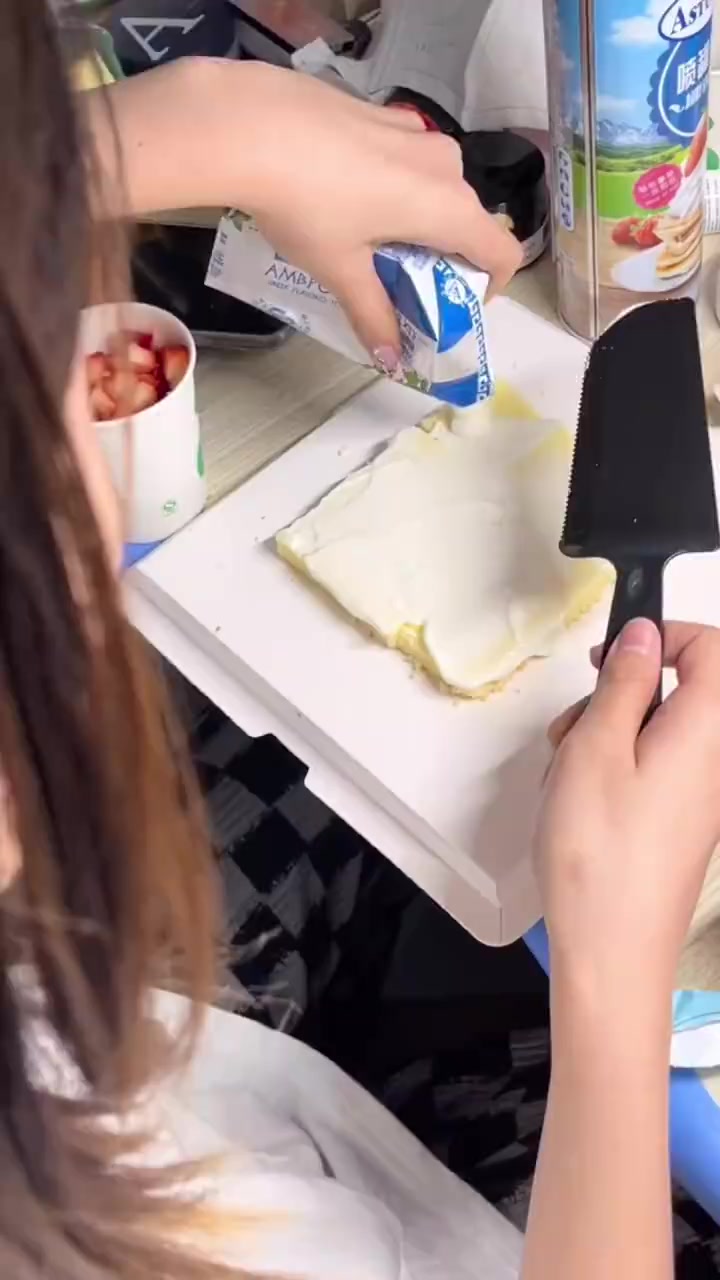 #大学生把自制蛋糕玩明白了##大学生抗疫图鉴# 封校也能欢乐多,还得数咱大学生们同学们的自