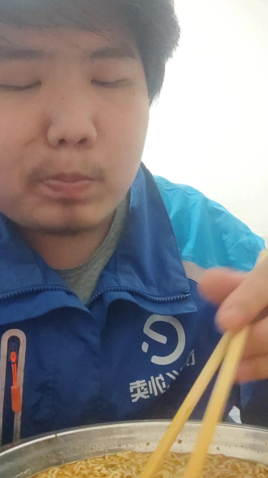 9元买的三包白象的香辣牛肉面,味道还不错