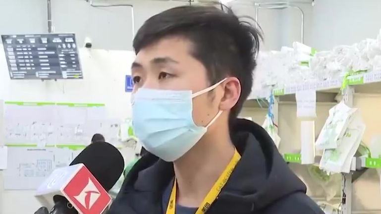 感动,哭了[赞]【#上海蔬菜分拣员室内日行4万步#】近日,因上海线上买菜需求增大,武汉、深