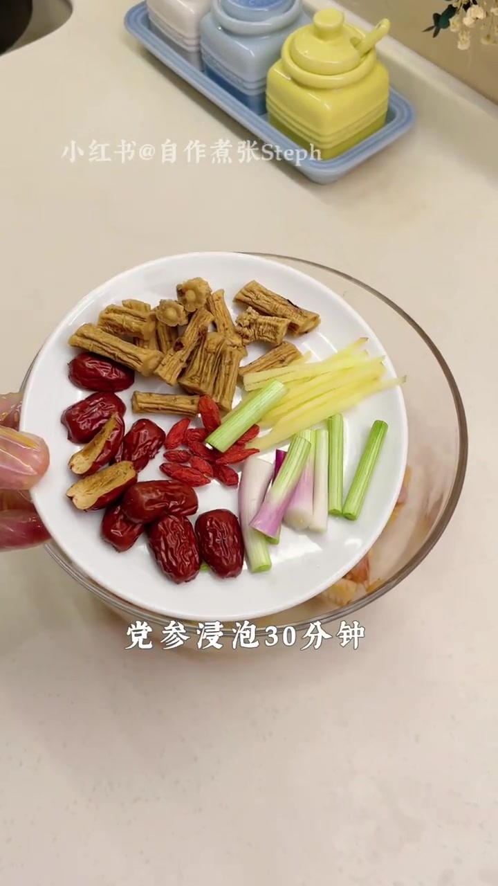 又到了春天养生季节分享药膳蒸鸡