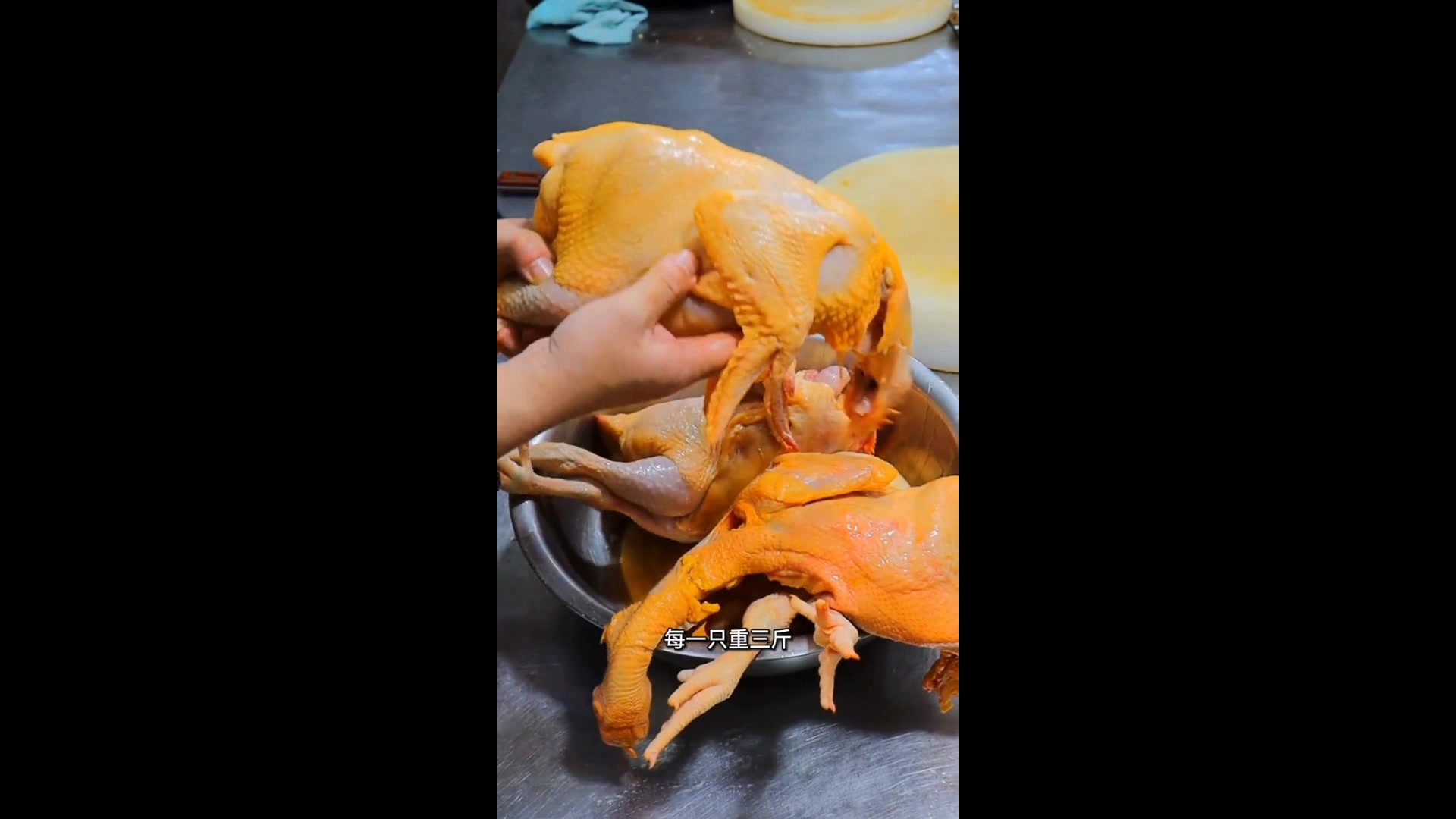 大厨分享“地锅鸡”做法,面饼软滑鸡肉干香,学会后开店当老板